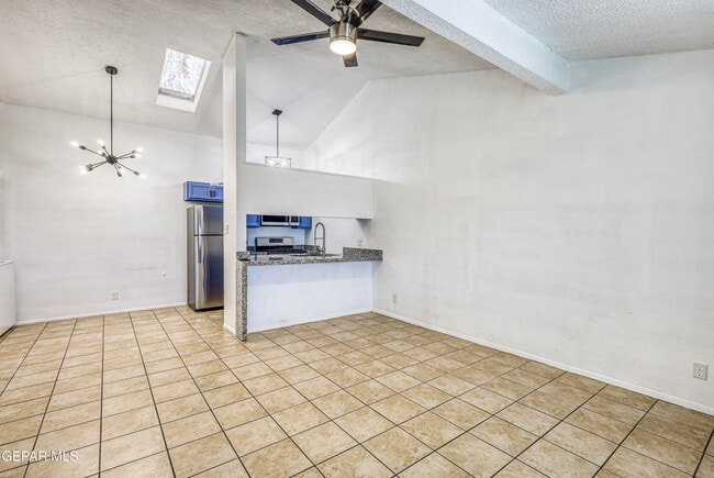 Building Photo - 630 White Cliffs Dr