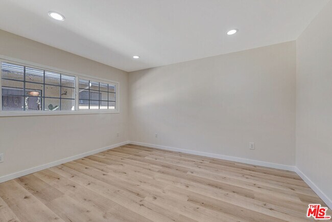 Building Photo - 853 S Bedford St