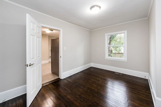 Building Photo - 1BD/1BA Duplex Home with Additional Flex R...