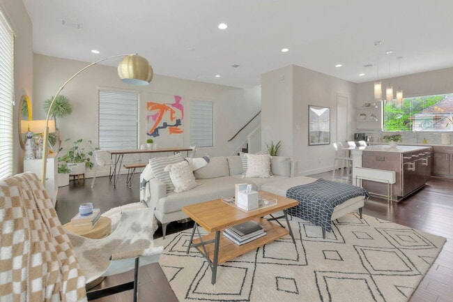 Building Photo - Stunning Home near Downtown Houston