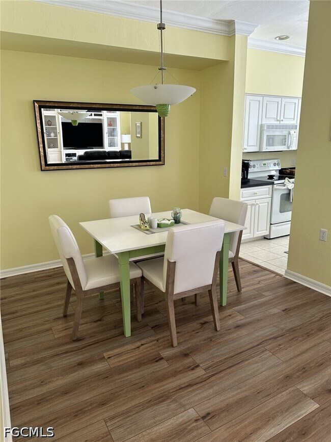 Building Photo - 10361 Butterfly Palm Dr