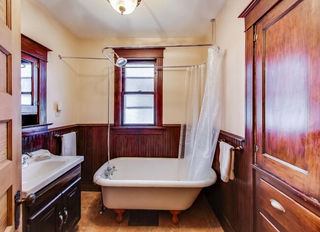 Building Photo - 804 S Grove Ave