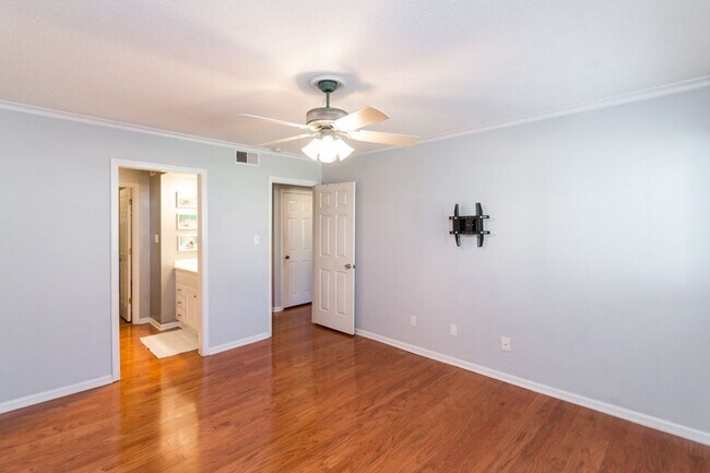 Building Photo - Pool View Condo Available!