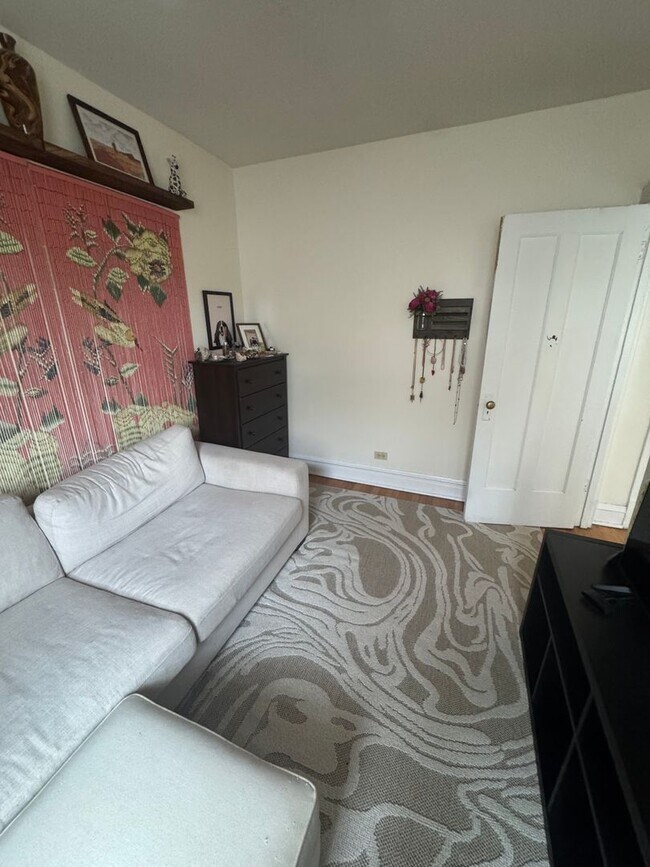 Building Photo - Lovely and Very Large Ravenswood Manor 1 BR