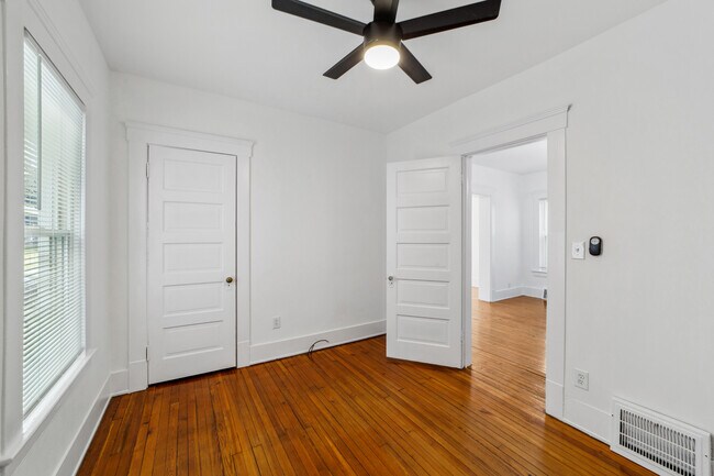 Building Photo - 1356 W 58th St