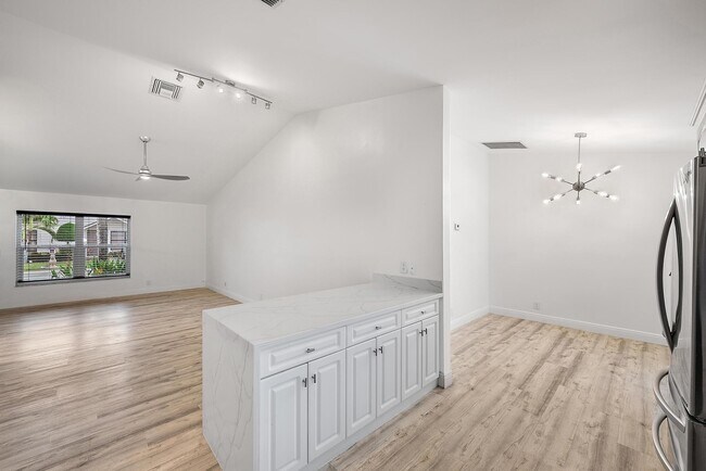 Building Photo - 14576 Sunset Pine Dr