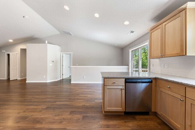 Building Photo - Spacious 4 bedroom home in Dayton