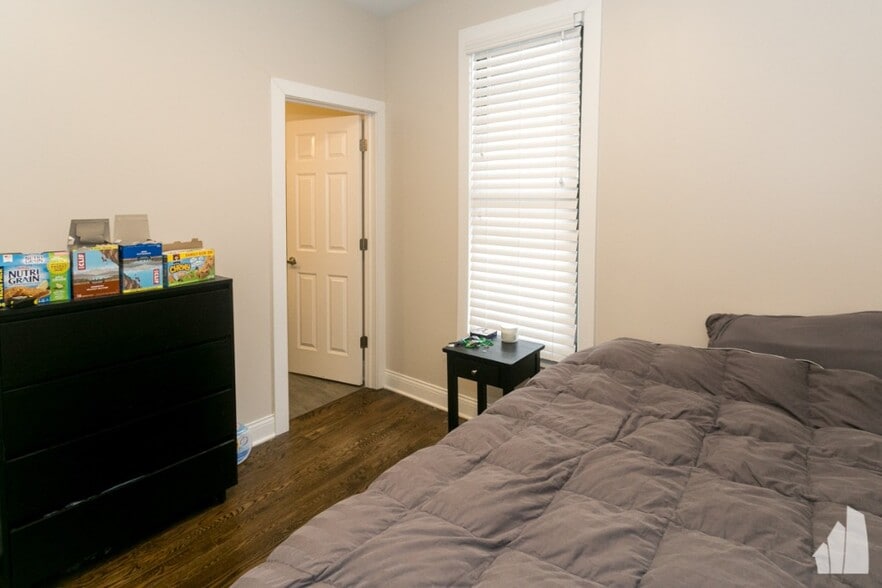 Building Photo - 1218 W Diversey Pky