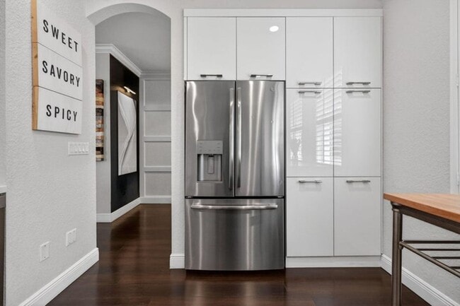 Building Photo - 203 E Thatch Palm Cir