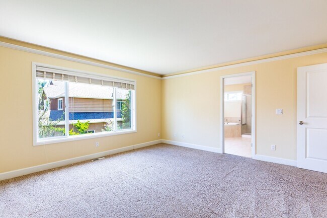 Building Photo - Beautiful 5 Bedroom 3 Bath Redmond Home!