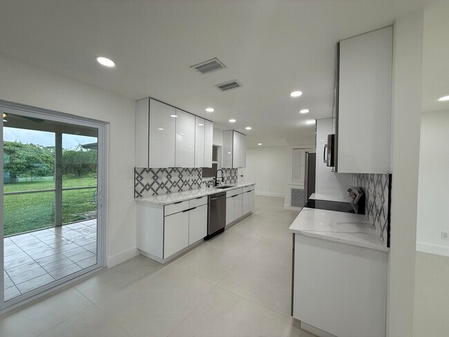 Building Photo - 137 Alcazar St