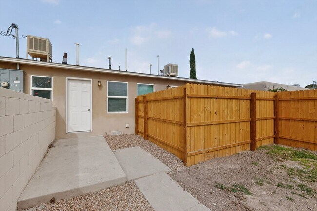 Building Photo - 714-714 Madison St NE