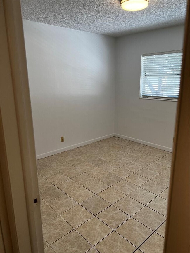 Building Photo - 701 Pine Dr