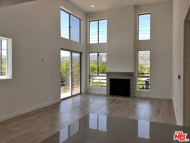 Primary Photo - 301 S Swall Dr