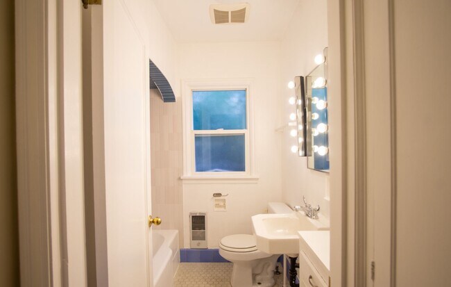 Building Photo - Great Vintage 2-Bed Between Hawthorne & Belmont!