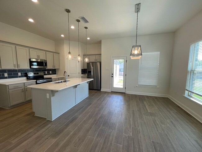 Building Photo - 3 Bedroom, 2 bathroom in Twin Beech Estate...