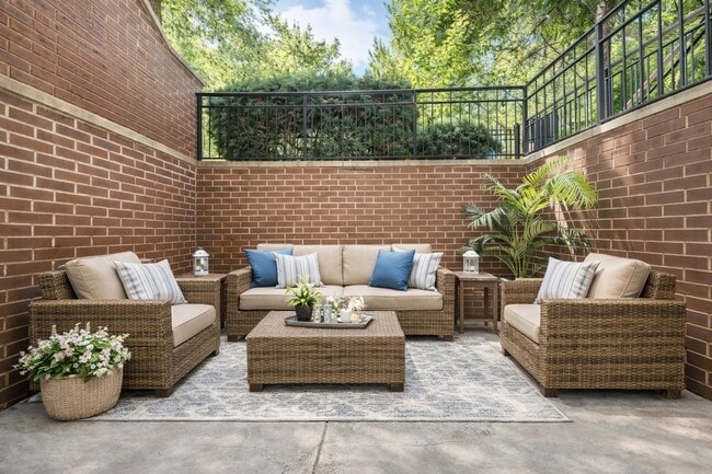 Building Photo - 2416 W Thomas St