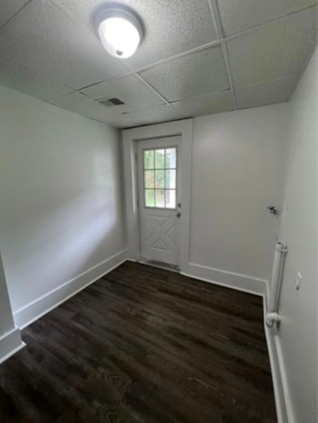 Building Photo - Expansive East End Townhome! Large Bedroom...