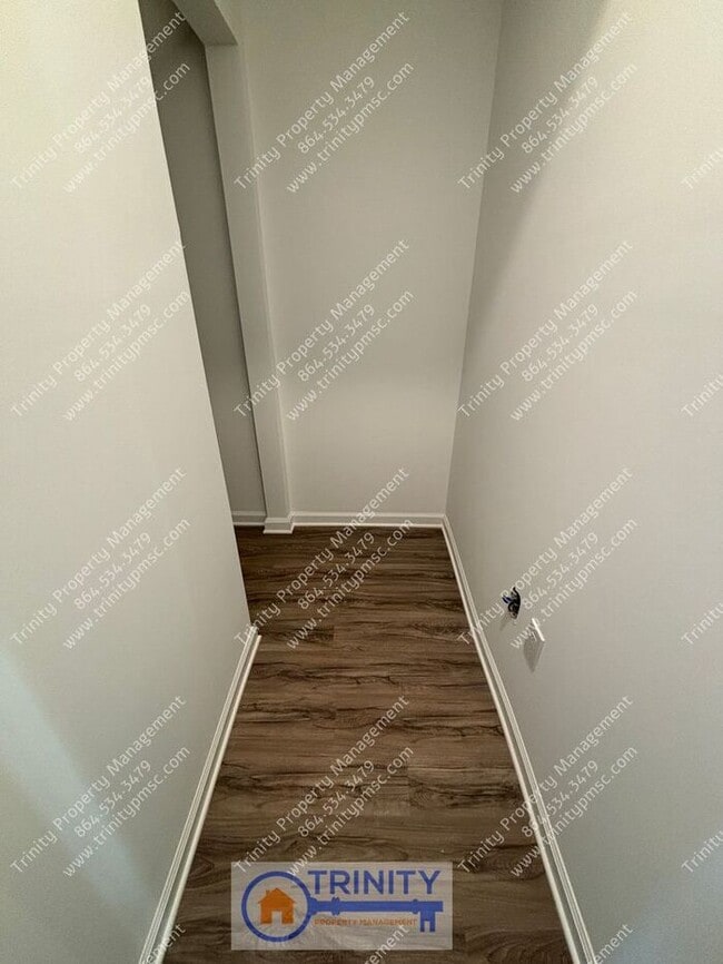 Building Photo - Gorgeous newly built townhome near downtow...