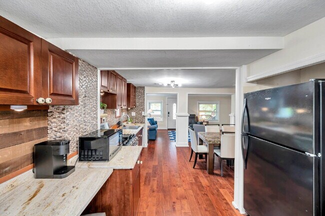Building Photo - Fully Furnished Pool Home | Flexible Lease...