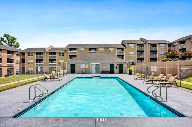 Building Photo - 305 Country Club Dr NE