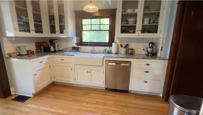 Building Photo - Furnished Craftsman Home - Pool, Entertain...