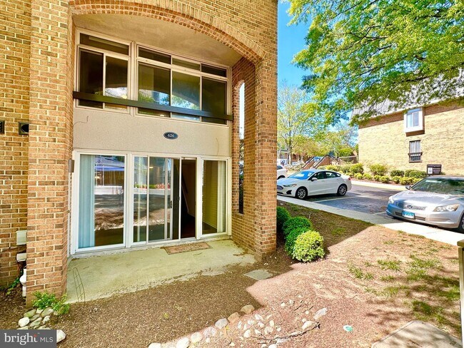 Building Photo - 626 15th St S