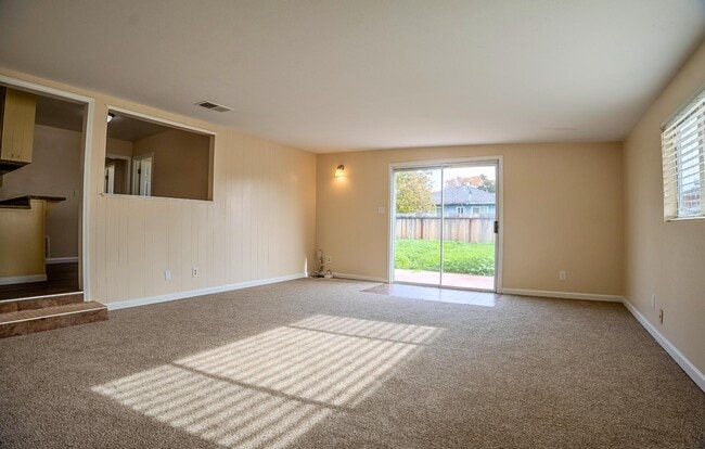 Building Photo - 588 Mulberry Cir