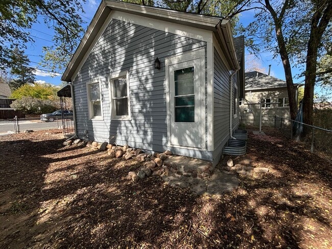 Building Photo - 1 Bedroom 1 Bathroom w/Office - Available ...