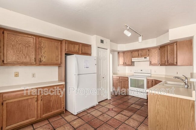 Building Photo - 3722 E Long Lake Rd