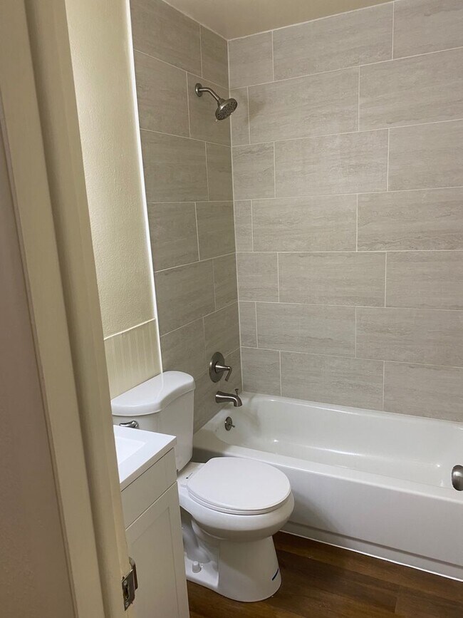 Building Photo - Newly Renovated 2BR | Courtyard & back patio | Lots of natural light