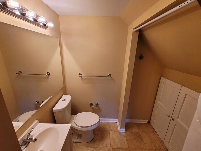 Building Photo - Lovely 2Bd/1.5Bth TH in Gaithersburg Montg...