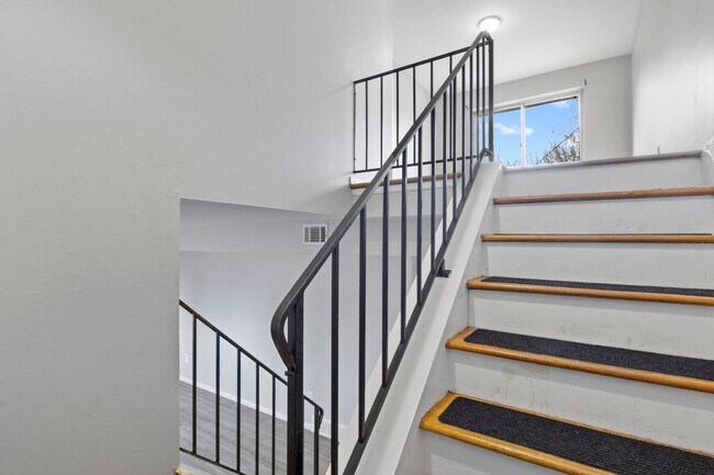 Building Photo - Hardwood Floors- Large Space - Garage