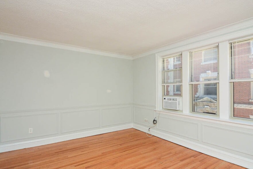 Building Photo - 545 W Surf St