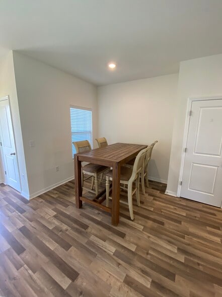 Building Photo - 3033 Neverland Dr