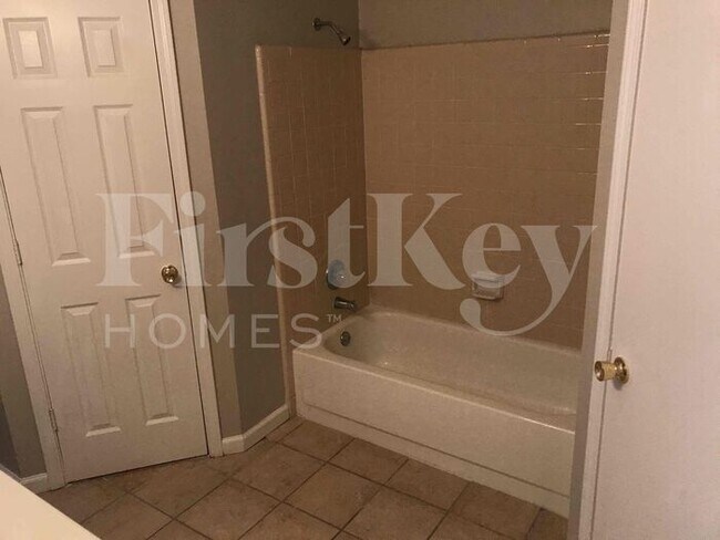 Building Photo - 4018 Glenroy Dr