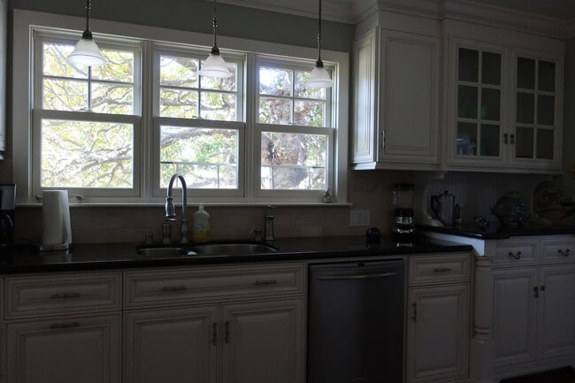 Building Photo - Great Seabright area 2/1 Fully Furnished Home