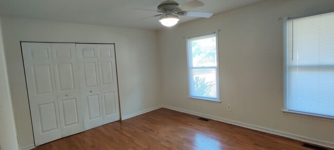 Building Photo - 3 bedroom home with fenced rear yard