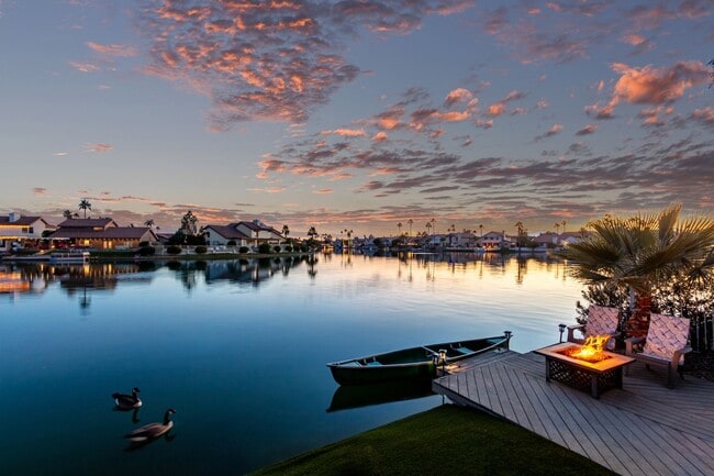 Building Photo - 4 bedroom Lakefront Property