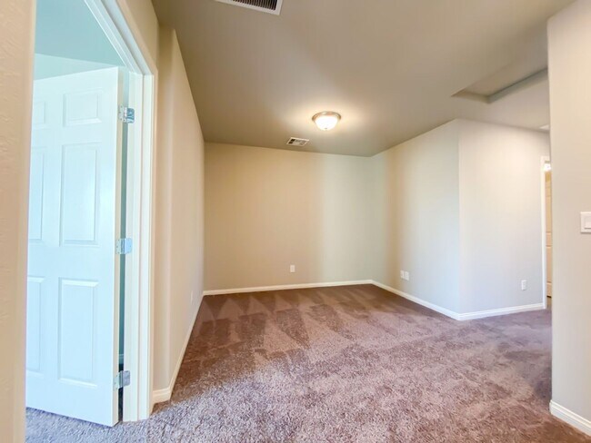 Building Photo - GATED 3 BED 2 BATH 2 CAR GARAGE SINGLE FAM...