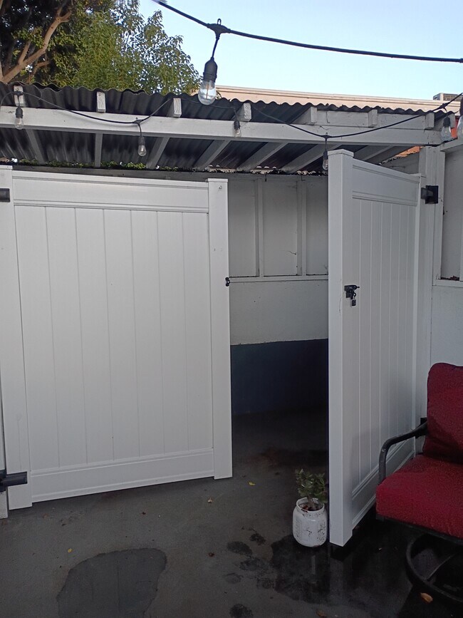 Building Photo - 4374 Overland Ave