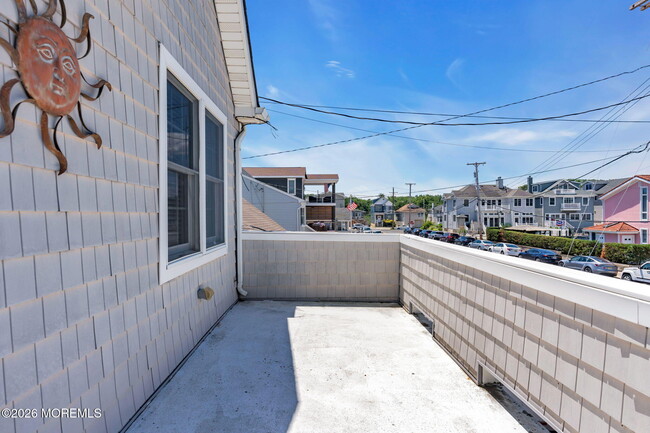 Building Photo - 216 4th Ave