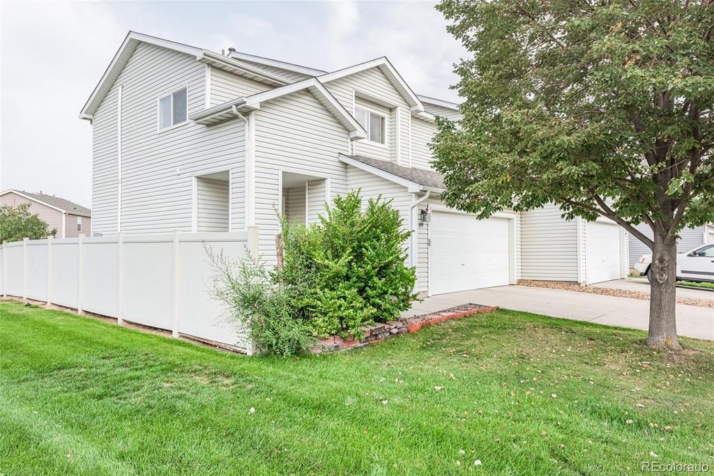 Building Photo - 899 Canary Ln