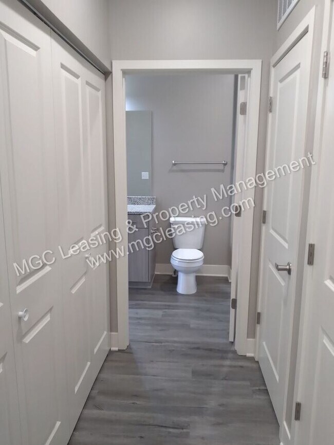 Building Photo - 1 Bedroom Luxury Apartment in the Northland of KCMO