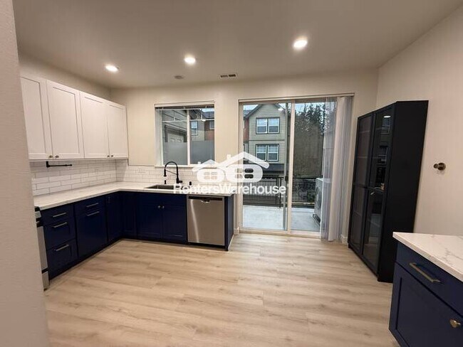 Building Photo - Modern condo, conveniently located!