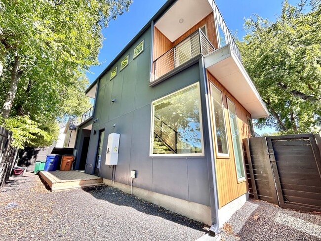Building Photo - Spacious 2/BR 2.5/BA Modern Home with Abun...