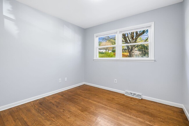 Building Photo - 3-Bedroom West Asheville Ranch with Bonus ...