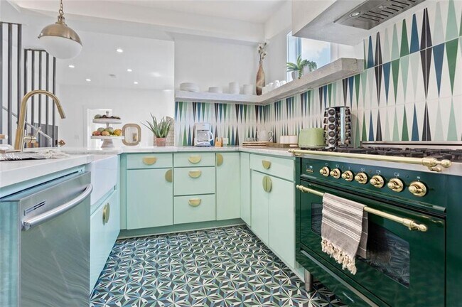 Building Photo - 724 Charles Allen Dr NE