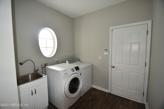 Building Photo - 925 Lotus Ln S