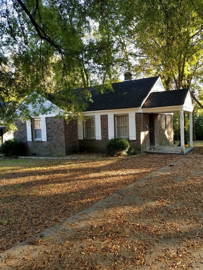 Building Photo - 4 Success is now offering this spacious 2 bedroom home.